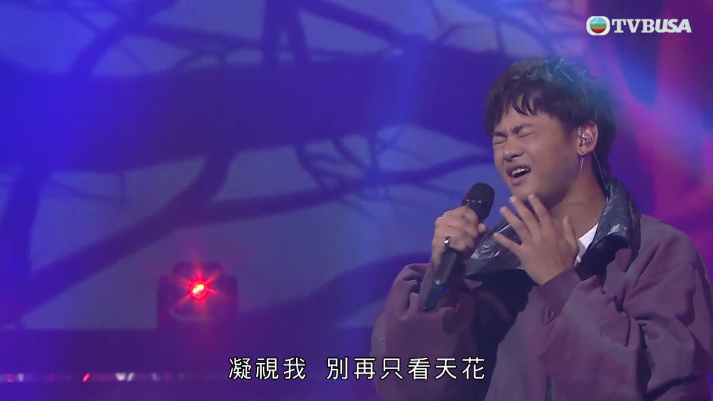 評審認為他咬字不正。