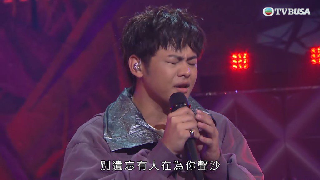 演唱近乎走音。