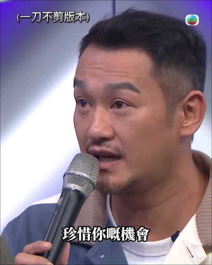 吳浩康說話時眼泛淚光、強忍淚水，言辭真摯懇切。