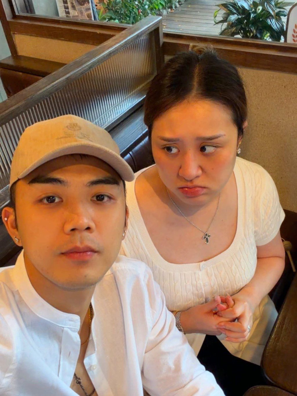 伍富橋的太太Shirley扁嘴表情，原因未明。