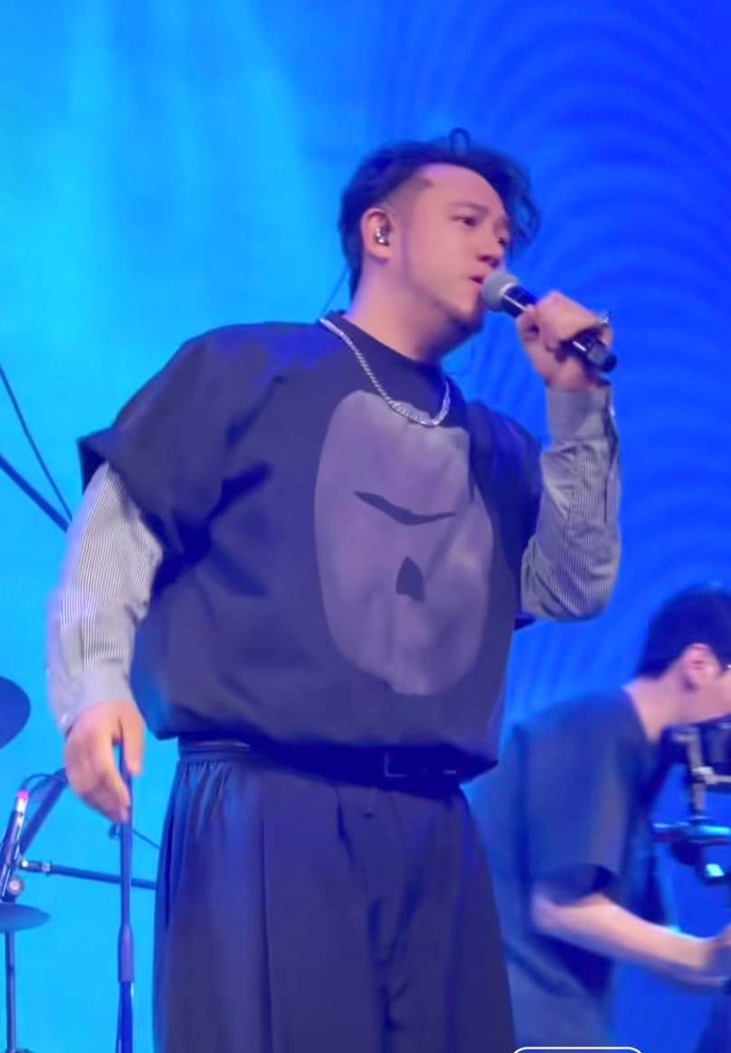 張致恒在音樂會上獻唱經典歌曲〈死性不改〉。