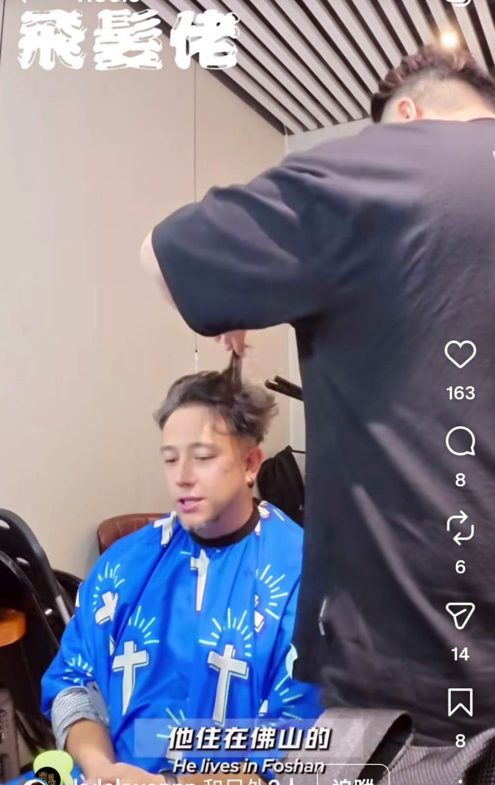 髮型師正為他修剪頭髮。