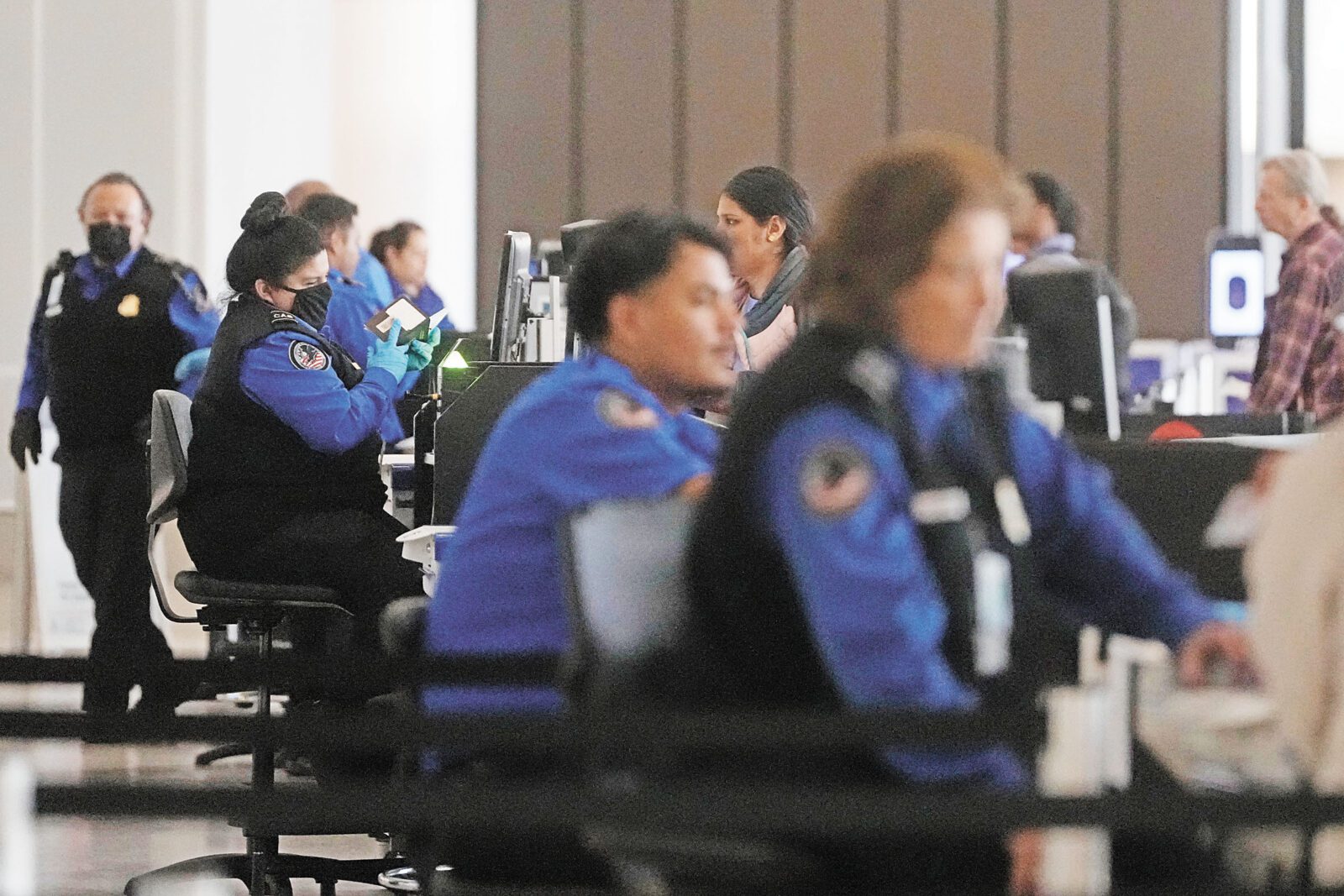安檢承辦商Covenant Aviation Security的安檢員,在三藩市機場為旅客進行檢查。美聯社資料圖片