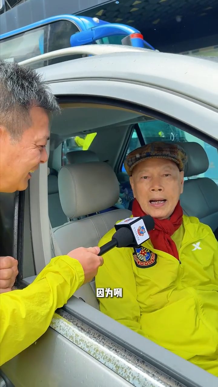 羅家英向黃日華解釋，自己開車是喜歡自由自在的方便。