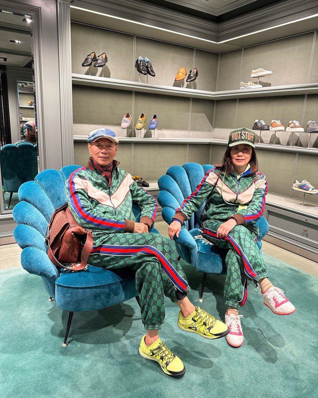 兩人還在機場的Gucci店鋪打卡。