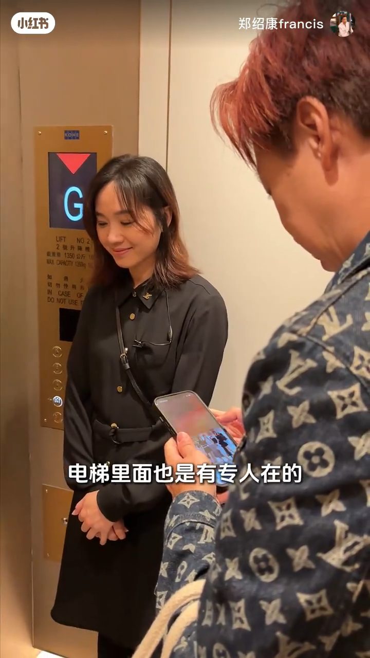 鄭紹康指活動中每部電梯均有專人負責招待。