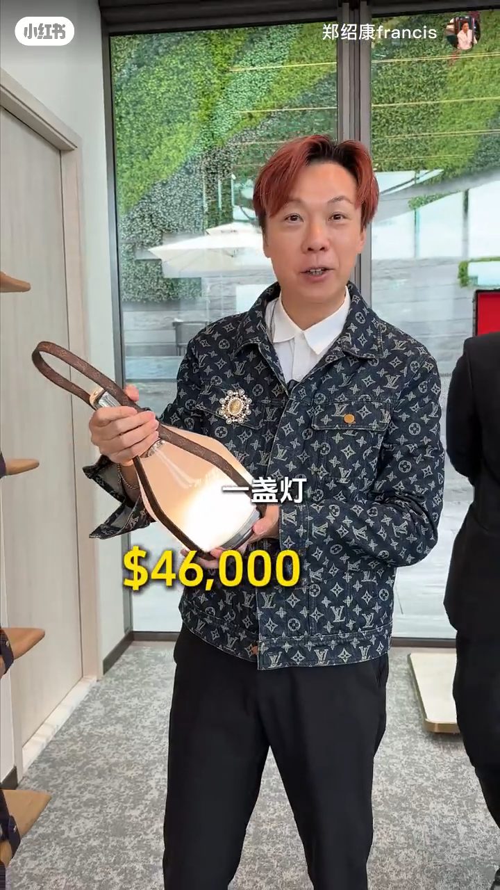 鄭紹康在展場中介紹各式展品。