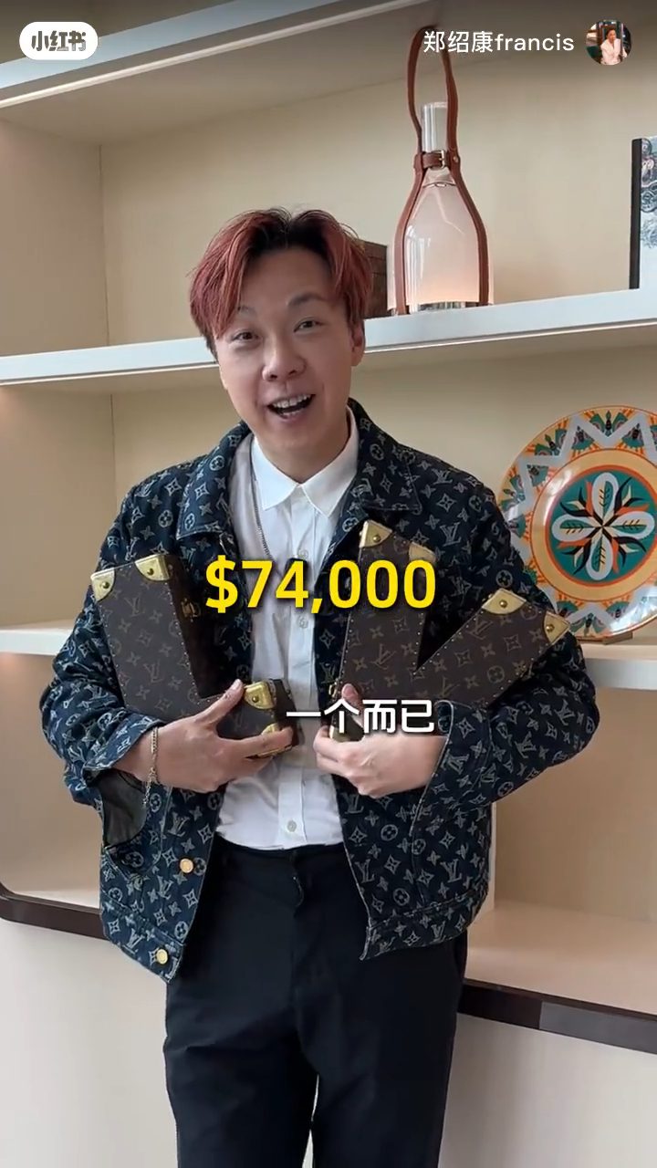 鄭紹康向觀眾介紹場內的陳列品。