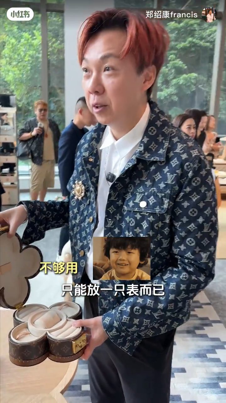 鄭紹康講解展覽中的家具擺設。