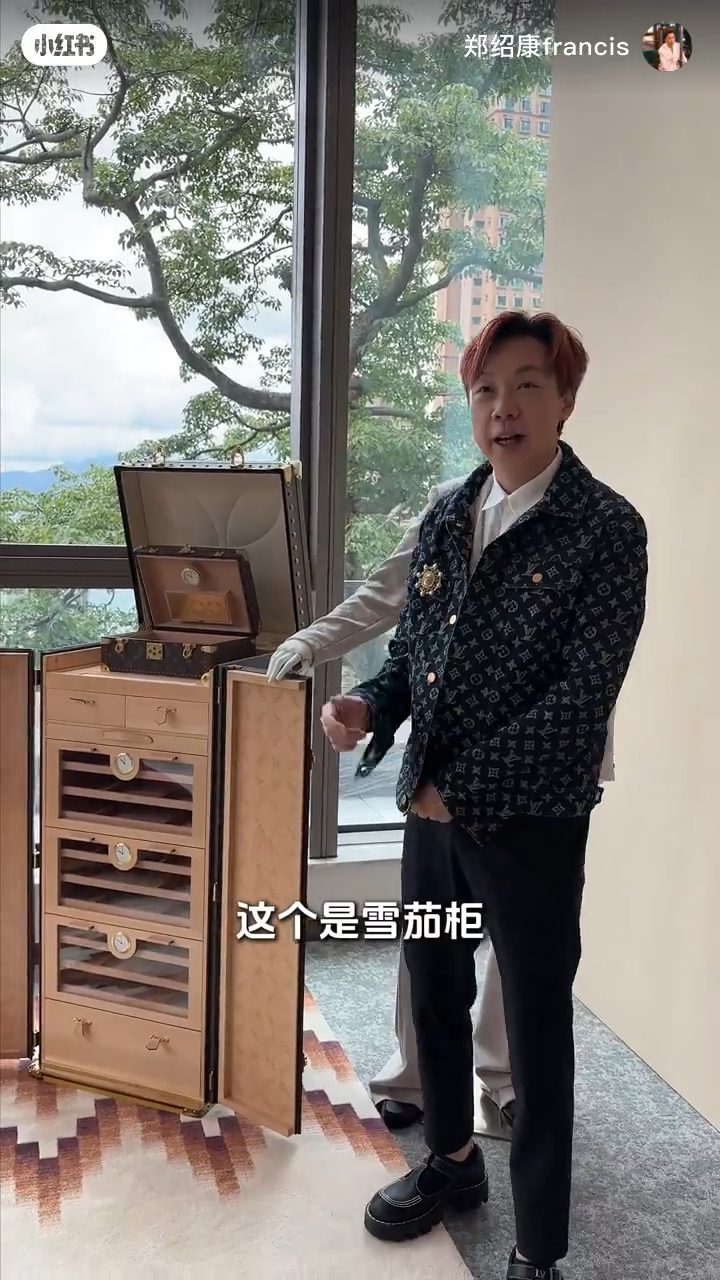 鄭紹康分享對展品的看法。