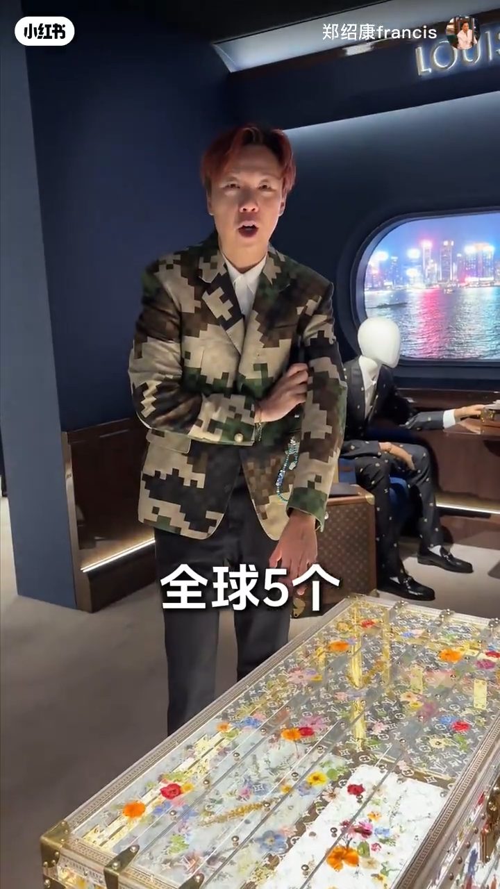 鄭紹康介紹一個價值250萬元的透明箱子。