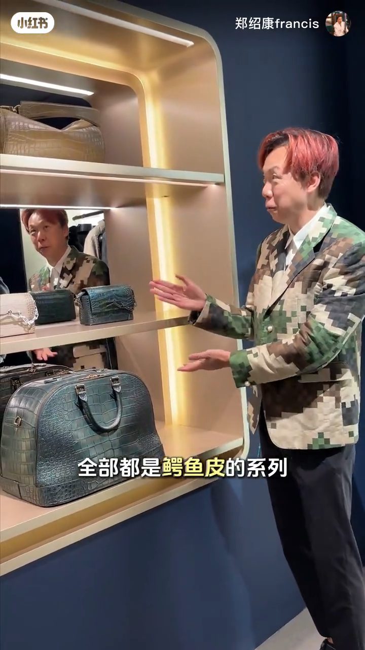 鄭紹康介紹展場內各類產品。