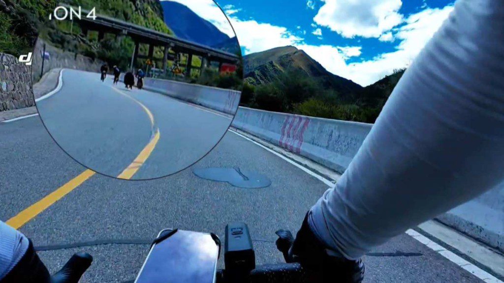 西藏公路驚險一幕 單車騎行隊遭受驚氂牛追逐