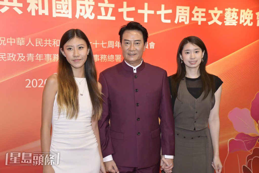 劉錫明（中）與女兒劉安晴（右）及姪女劉森頤（左）一同現身晚會。