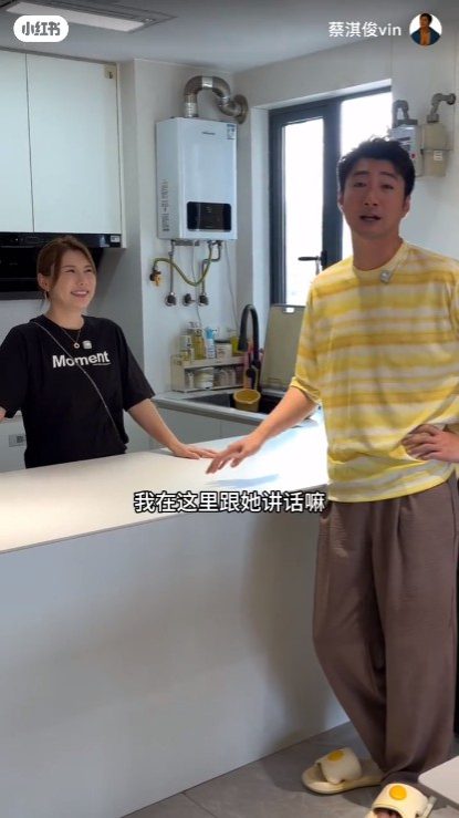 蔡淇俊表示，吧台的設計讓太太煮飯時，兩人可以方便地聊天。