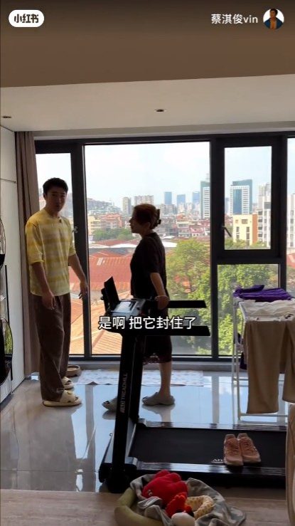 蔡淇俊透露曾與太太就露台裝修有爭執，最後決定全封落地玻璃以防塵。