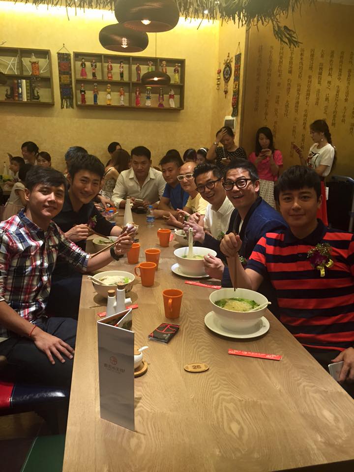 蔡淇俊於2014年在內地佛山開設米線店，獲大批圈中朋友支持打氣。