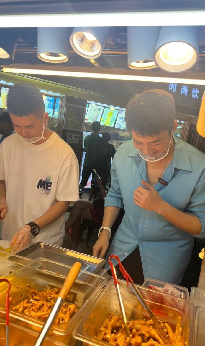 蔡淇俊曾被拍到在廣州的市集擺攤售賣鳳爪。