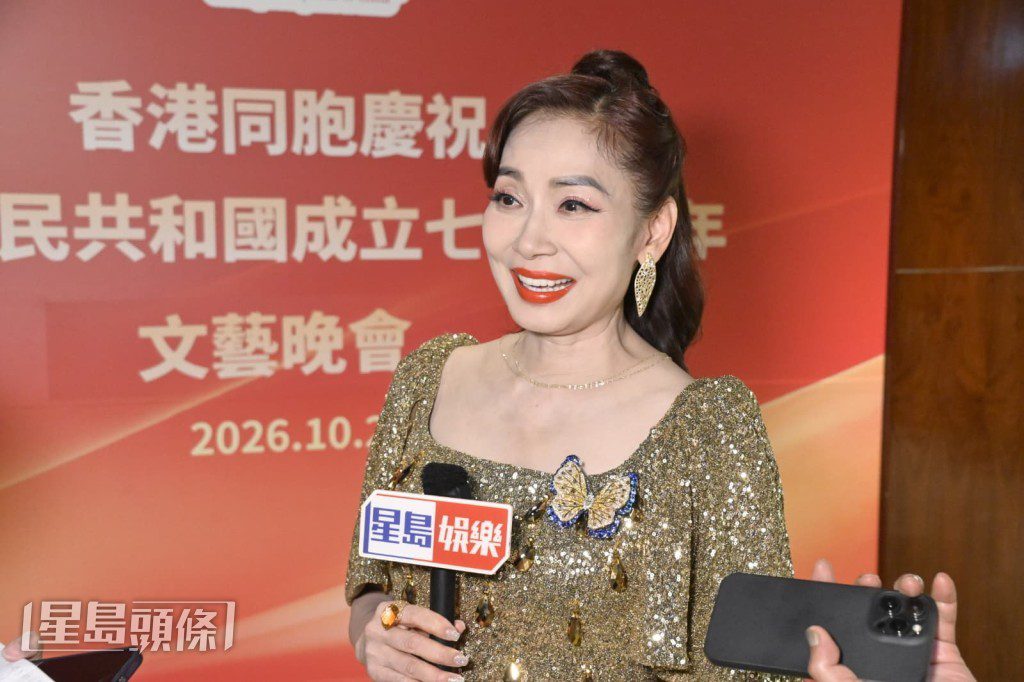 由於她是愛國主義教育工作小組的成員,