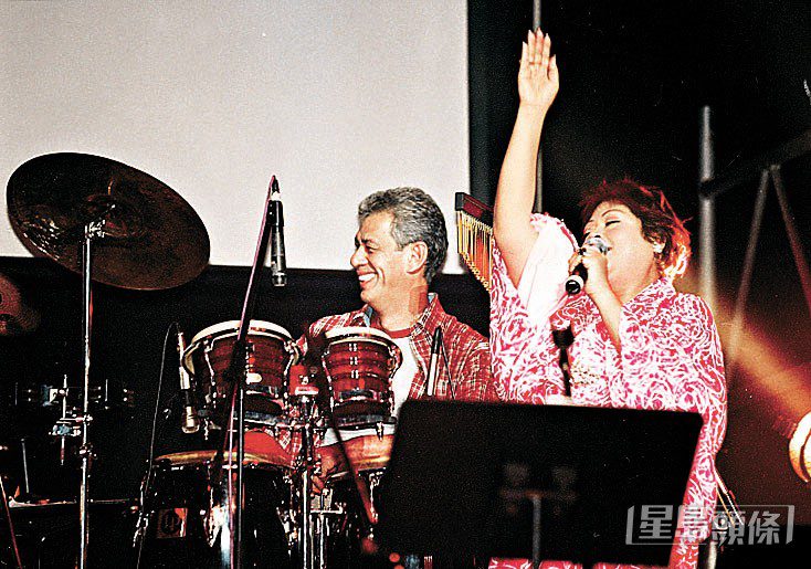 肥媽後來與相識多年的弟弟同學施曉洋(Rick)因一次夾Band擦出愛火。