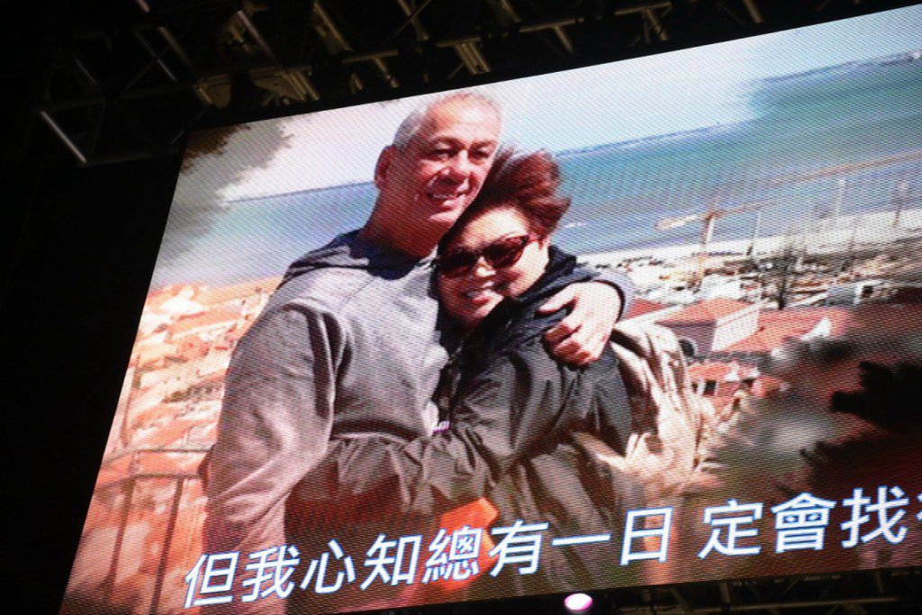 畫面同時播放肥媽和丈夫昔日的溫馨生活照。