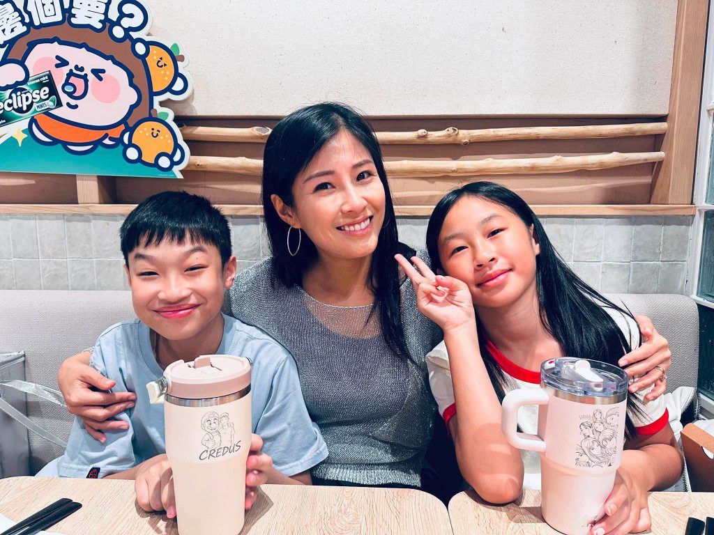 周家蔚是她一對子女的契媽。