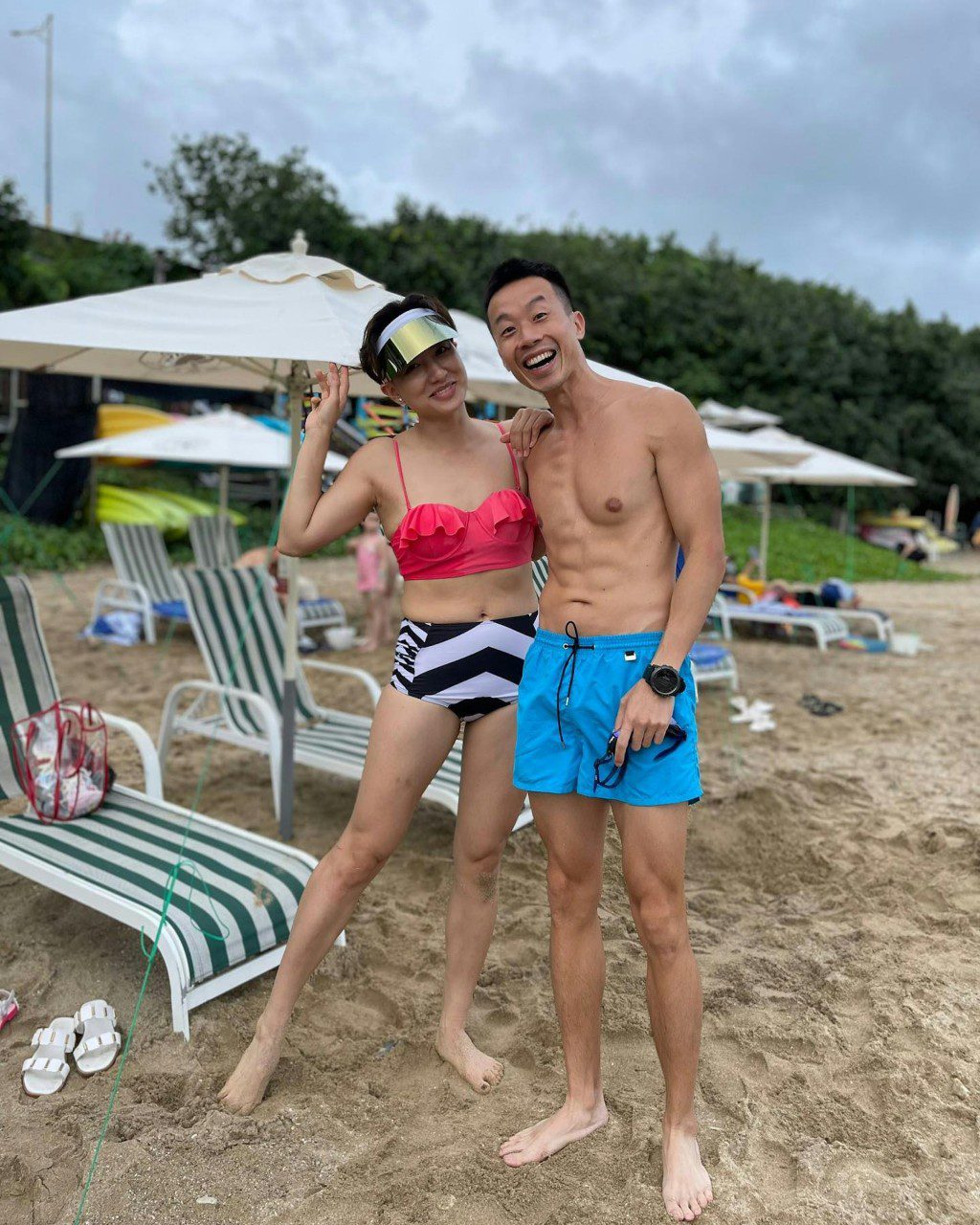 她獨自擔起照顧家庭的責任。