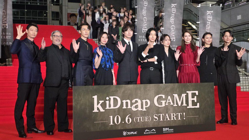 邱士縉(左三)、柯佳嬿(右四)與滿島真之介(右一)一同出席首映。