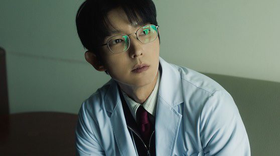 李準基飾演天才外科醫師韓基周。