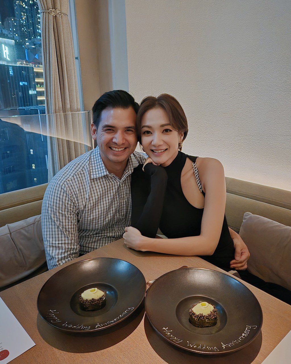 王君馨與丈夫慶祝結婚十周年。