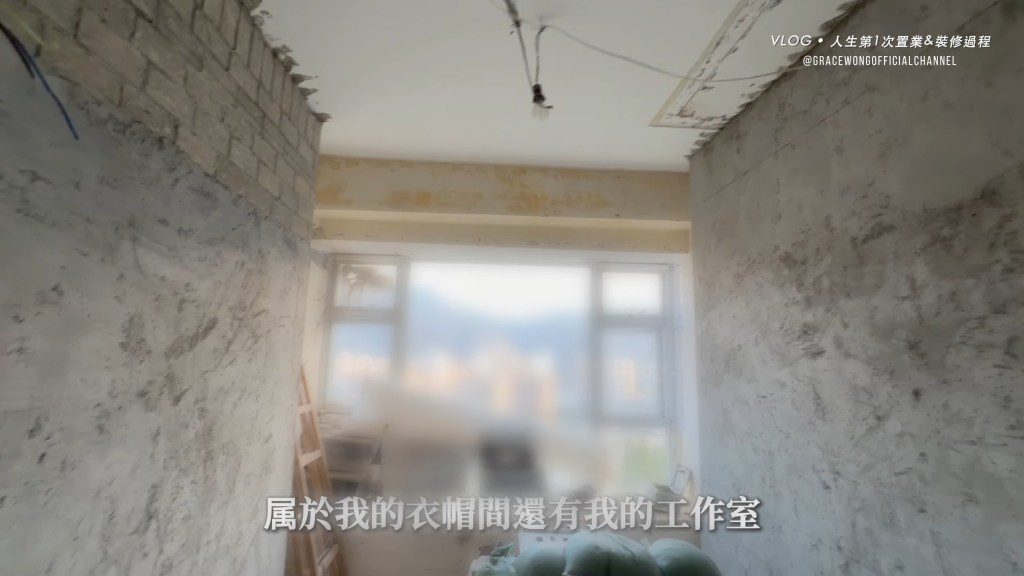 王君馨丈夫在客廳闢出一個角落作為辦公室。