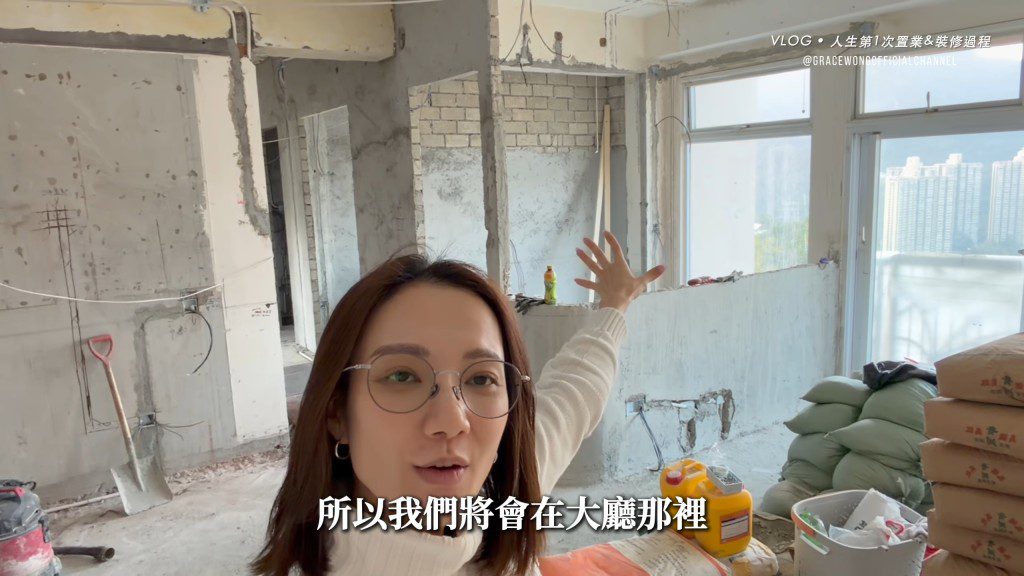 王君馨向大家介紹新居的裝修情況。