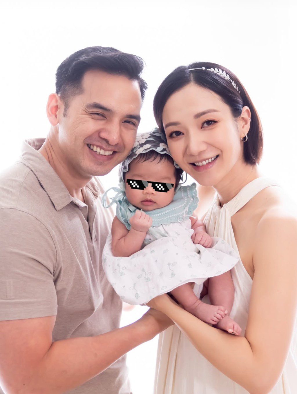 王君馨一家三口笑容燦爛。