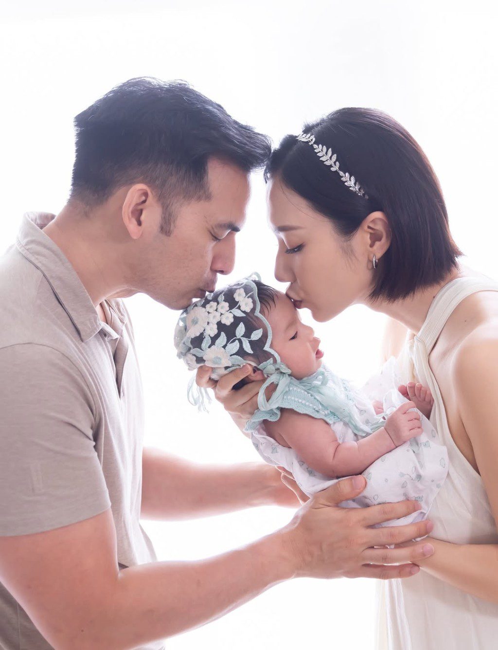 王君馨與丈夫輕輕親吻女兒。