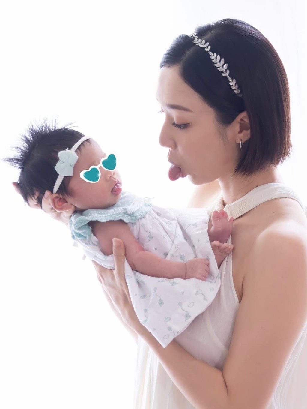 王君馨學女兒伸舌頭的可愛表情。