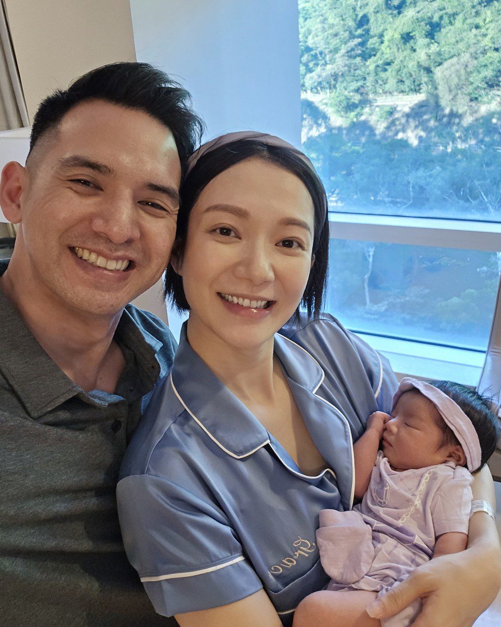 王君馨一家三口非常幸福。