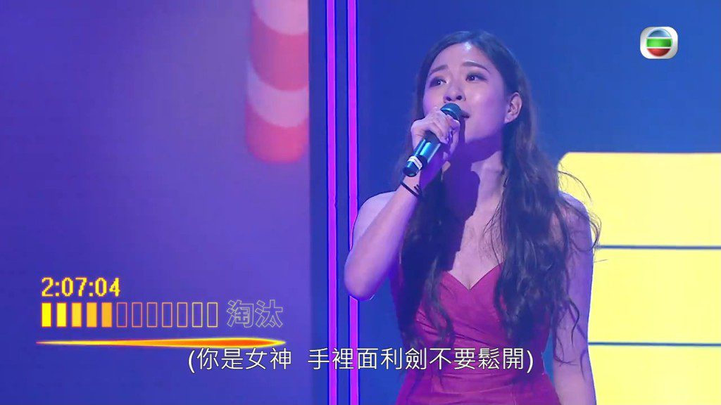 脫下吹氣肥妹裝後,原來她是骨感美女。