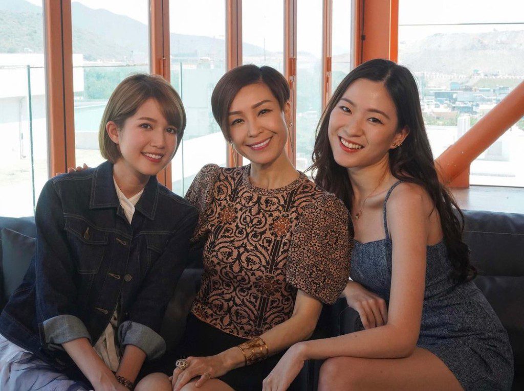 陳懿德(右)是節目《東張西望》的主持之一。