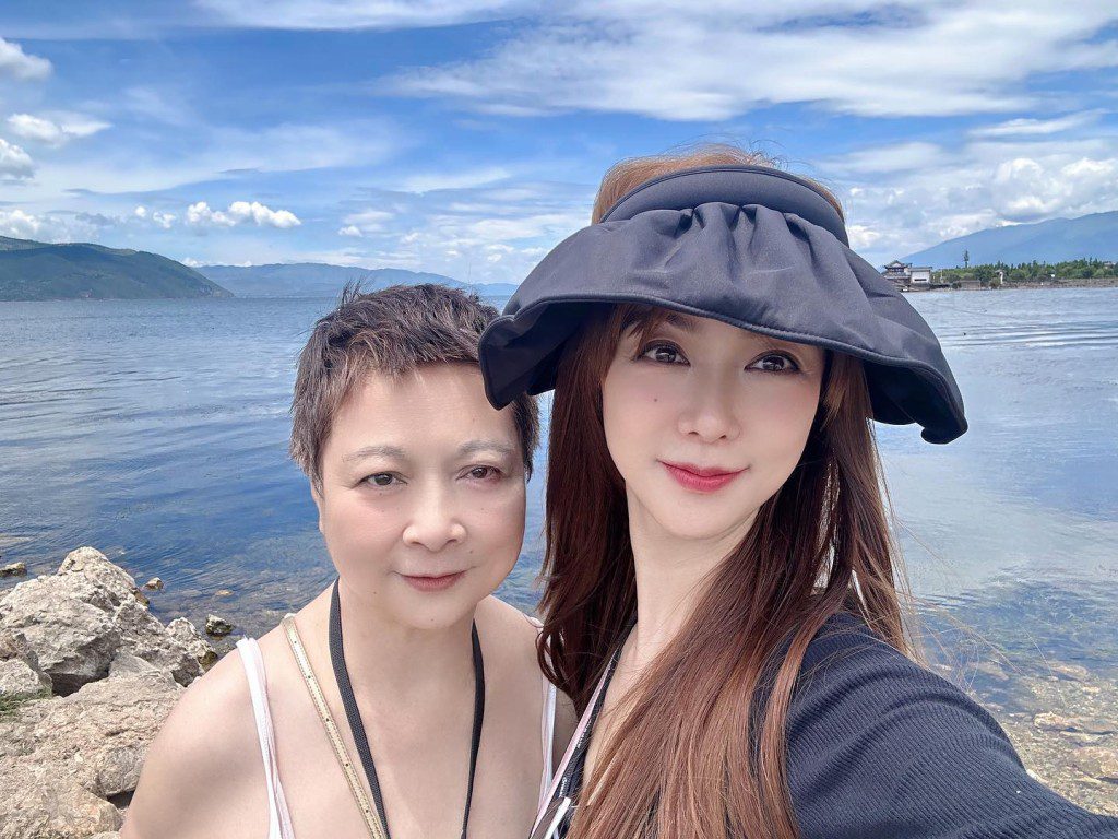 薛凱琪與媽媽的打扮風格對比很大。