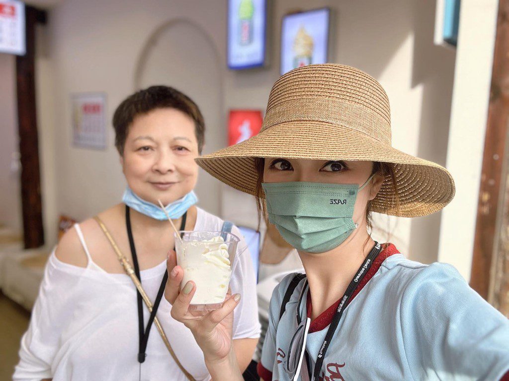 薛凱琪帶母親品嘗美食。
