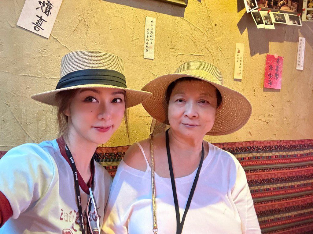 薛凱琪與母親樣貌相似。