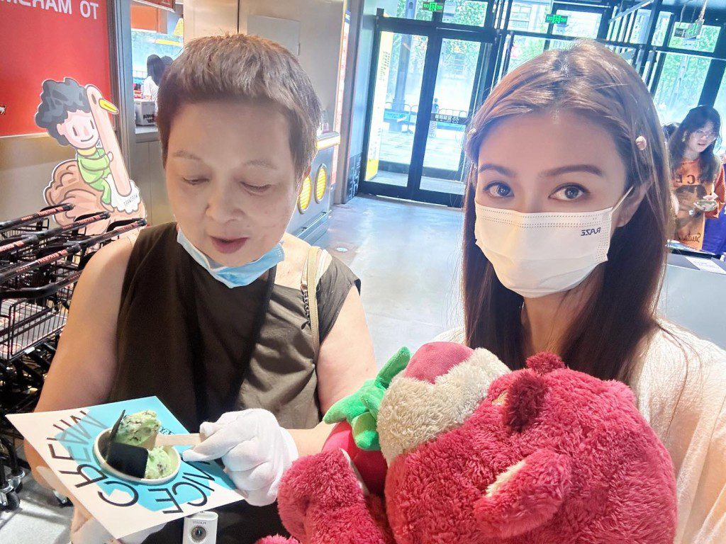 兩母女一起去過不少地方。