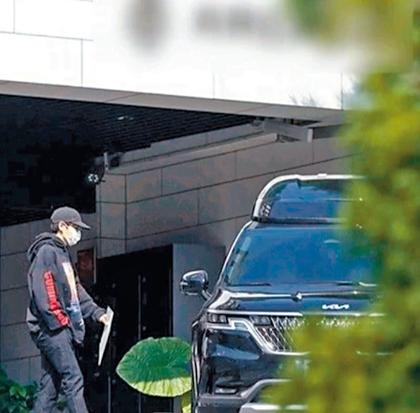 ■T.O.P連續兩天到Nana家中探望女友,有工作行程便乘公司車輛直接由女友家出發。