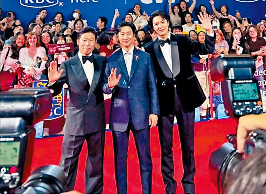 ■（左起）柳海真、朴海日和李敏鎬上月中風光出席多倫多影展，如今卻慘遭抨擊。