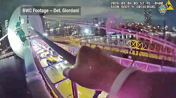 市警公佈上月持刀男子與警對峙被擊斃的過程。NYPD圖片