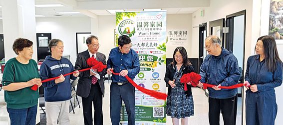 工作人員和嘉賓們一同剪綵。 李強攝