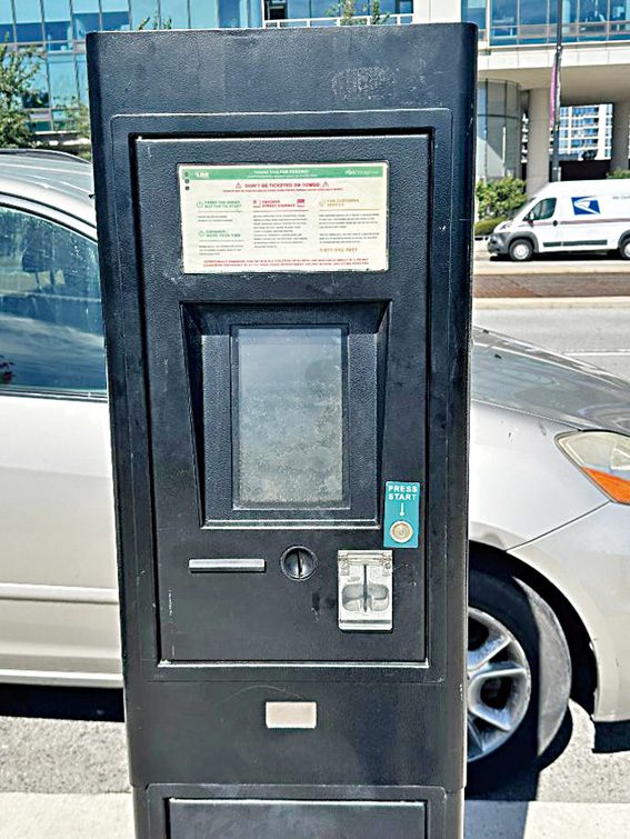 芝加哥市議會批准了紐約投資公司Stonepeak Partner的街邊停車計時器的計劃，並爭取到對芝市及民眾有利的條件。 梁敏育攝
