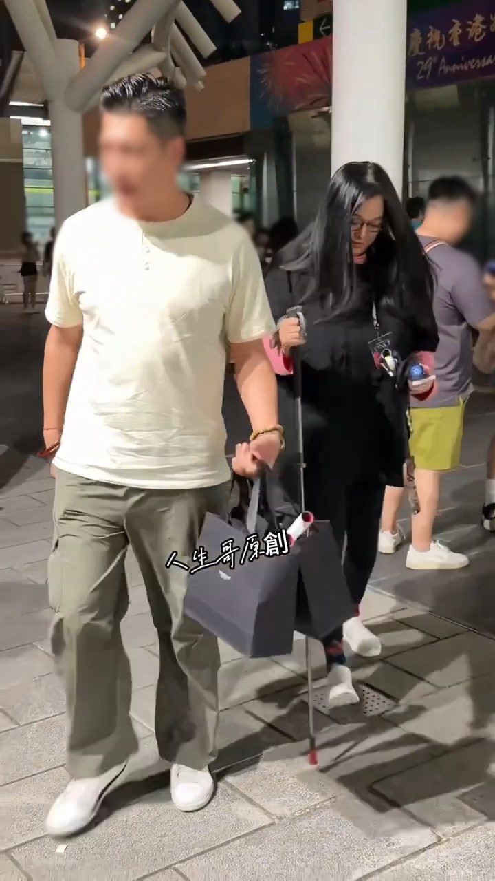 李珊珊有男性友人同行。