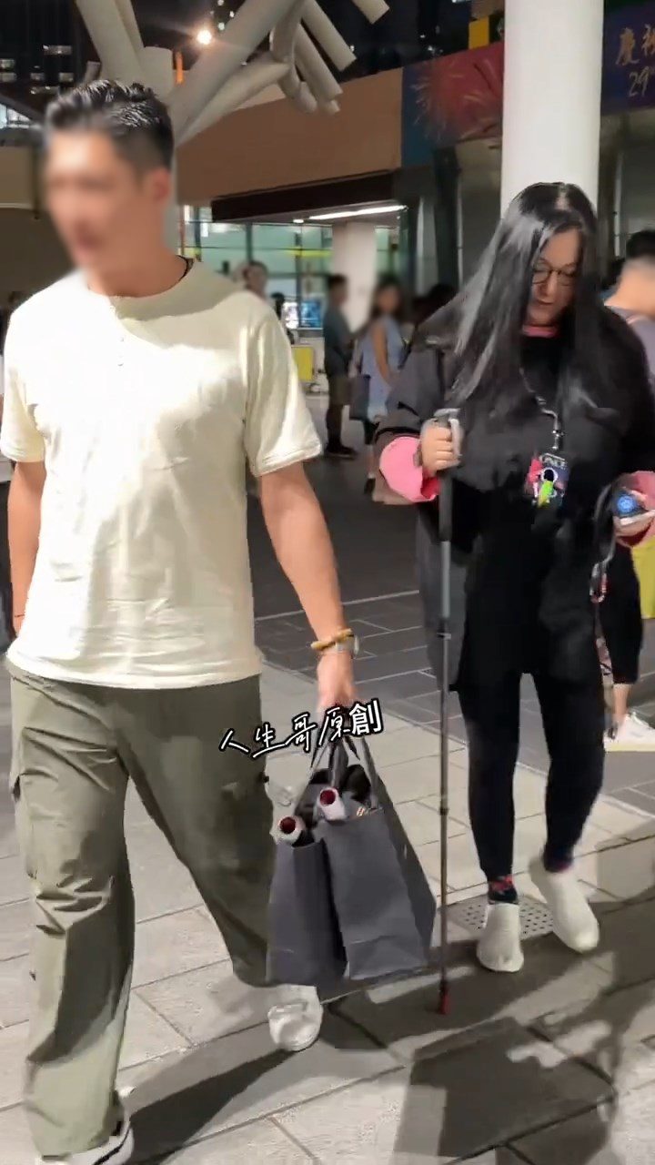 李珊珊步行時需要依靠登山杖輔助。