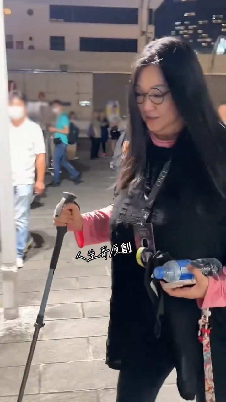 李珊珊的身形明顯上重下輕。